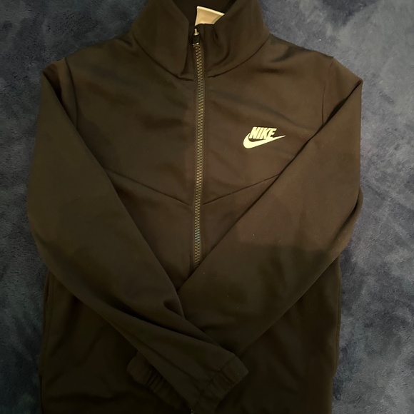 Nike youth black jacket - Picture 2 of 4